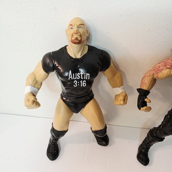 2 Vtg WWE Wrestling Action Figures Stone Cold Steve Austin Undertaker Ripped - Picture 3 of 8
